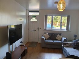 Immaculate 2-bed Apartment in Leigh