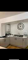 Immaculate 2-bed Apartment in Leigh