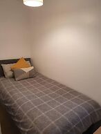 Immaculate 2-bed Apartment in Leigh