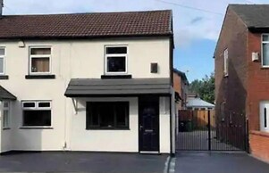 Immaculate 2-bed Apartment in Leigh