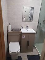 Immaculate 2-bed Apartment in Leigh