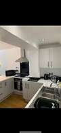 Immaculate 2-bed Apartment in Leigh