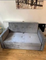Immaculate 2-bed Apartment in Leigh