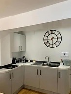 Immaculate 2-bed Apartment in Leigh