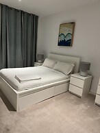 Docklands Stunning 2 bed Apartment London