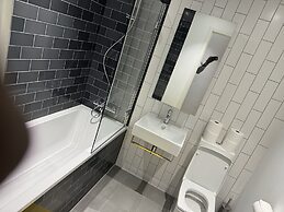 Docklands Stunning 2 bed Apartment London