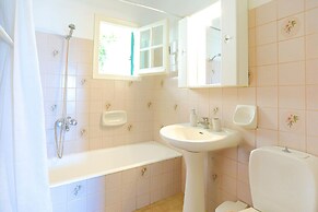 Evanna House in Saint Stephanos