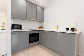 Roomy Apartment Grzybowska219 by Renters