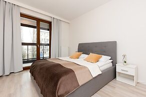 Roomy Apartment Grzybowska219 by Renters