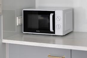 Roomy Apartment Grzybowska219 by Renters