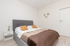 Roomy Apartment Grzybowska219 by Renters