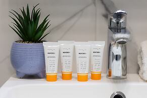 Roomy Apartment Grzybowska219 by Renters