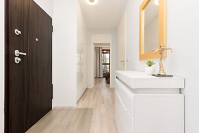 Roomy Apartment Grzybowska219 by Renters