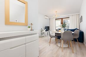 Roomy Apartment Grzybowska219 by Renters