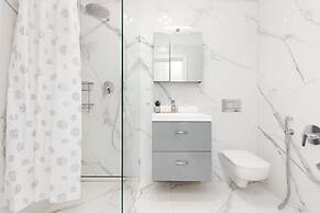 Roomy Apartment Grzybowska219 by Renters