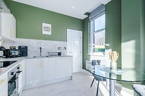 Hilltop Serviced Apartments - Stockport