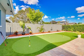Bradenton Paradise: Pool, Patio & Putting Green!