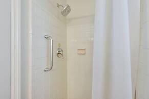 Bradenton Paradise: Pool, Patio & Putting Green!