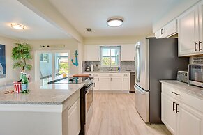 Bradenton Paradise: Pool, Patio & Putting Green!