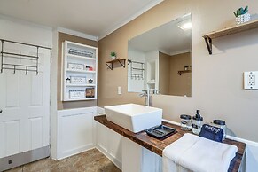 Comfy Bayonne Townhome ~ 11 Mi to NYC Attractions