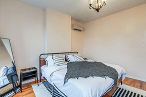 Comfy Bayonne Townhome ~ 11 Mi to NYC Attractions