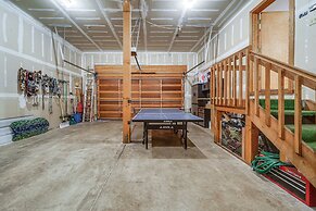 Pet-friendly Home in Truckee w/ Balconies + Grill!