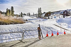 Pet-friendly Home in Truckee w/ Balconies + Grill!