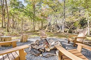 Wardensville Cabin w/ Hot Tub, Creek & Fire Pit!