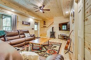 Wardensville Cabin w/ Hot Tub, Creek & Fire Pit!