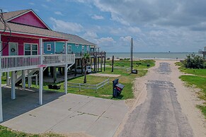 Family-friendly Crystal Beach Home: Steps to Beach