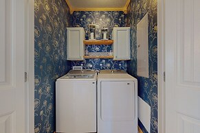 Family-friendly Crystal Beach Home: Steps to Beach