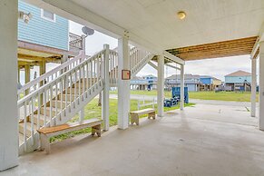 Family-friendly Crystal Beach Home: Steps to Beach