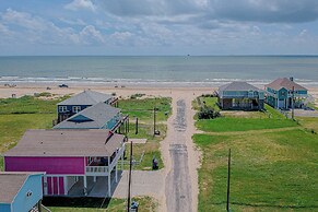 Family-friendly Crystal Beach Home: Steps to Beach