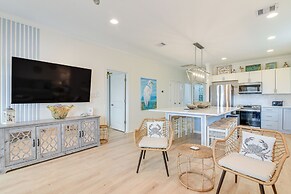 Family-friendly Crystal Beach Home: Steps to Beach