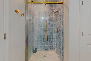 Family-friendly Crystal Beach Home: Steps to Beach