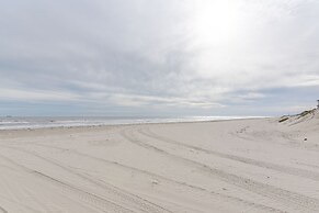 Family-friendly Crystal Beach Home: Steps to Beach