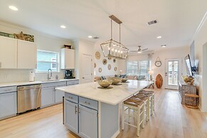 Family-friendly Crystal Beach Home: Steps to Beach