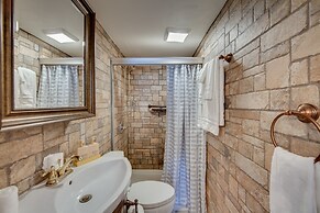 2 Mi to Hersheypark: Group Getaway w/ Deck