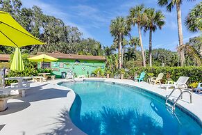 Okeechobee Cabin w/ Patio & Community Pool!