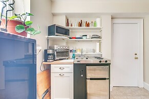 Pet-friendly Garden Studio ~ 25 Mi to Boston!