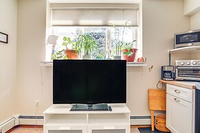 Pet-friendly Garden Studio ~ 25 Mi to Boston!