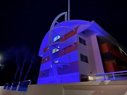 Enjoy Poolside Comfort - Beahost Rentals