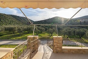 Paul's American Mansion- Volos suburb