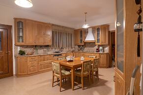 Paul's American Mansion- Volos suburb