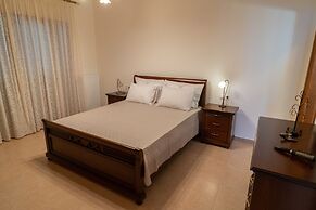 Paul's American Mansion- Volos suburb