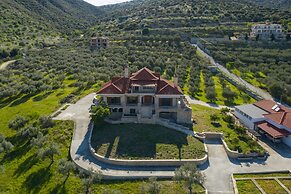 Paul's American Mansion- Volos suburb