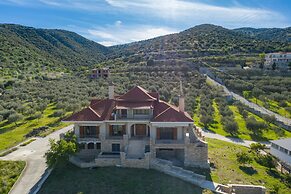 Paul's American Mansion- Volos suburb