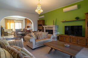 Paul's American Mansion- Volos suburb