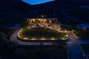 Paul's American Mansion- Volos suburb