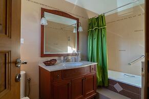 Paul's American Mansion- Volos suburb